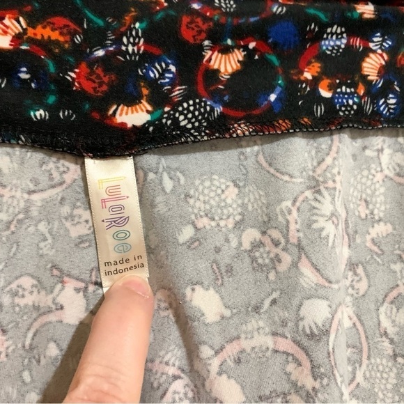 LulaRoe Soft Festive/Floral print leggings. One Size - Picture 7 of 14